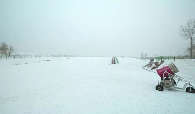 河北邢台金沙河红薯岭6万平滑雪场造雪机工作中